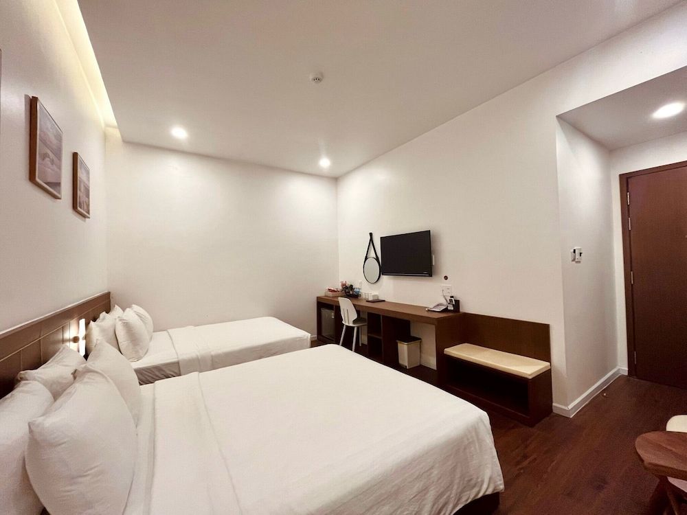 Marina Hotel Superior Quadruple Room 10