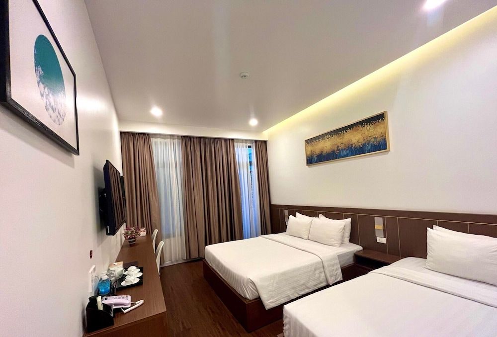 Marina Hotel Deluxe Family Room 6