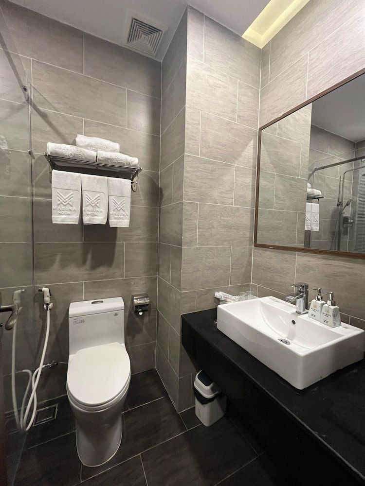 Marina Hotel Deluxe Family Room 12