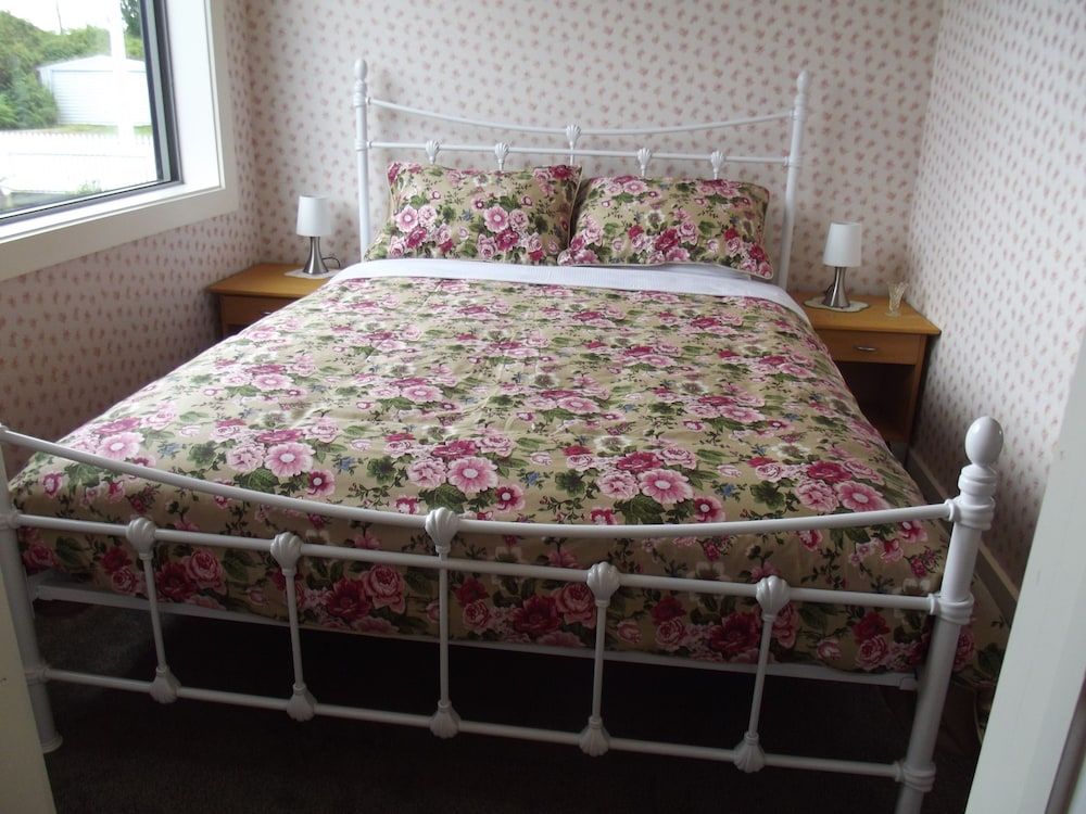 Kumara Historic Cottages - Hostel McEnaneys Queen 3