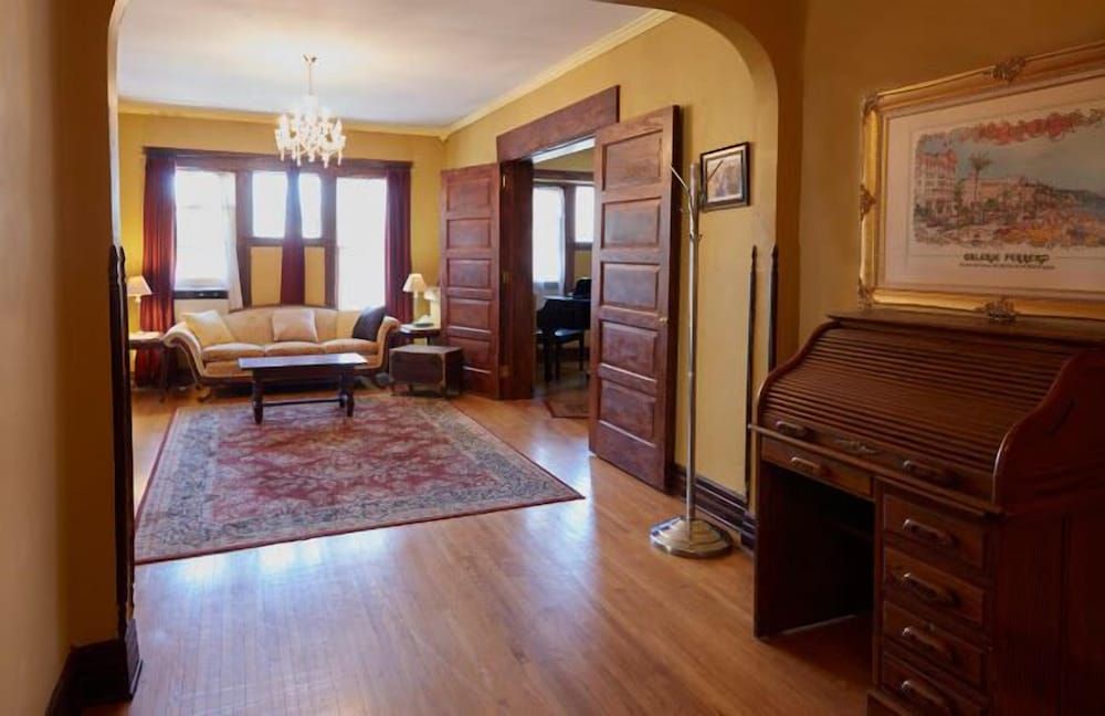 LaSalle Apartment