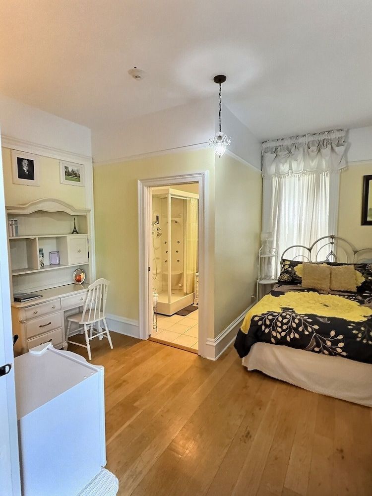 Foster Suite