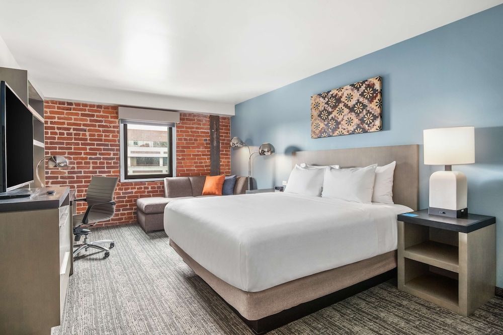 Room, 1 King Bed (Den, Accessible, Tub)