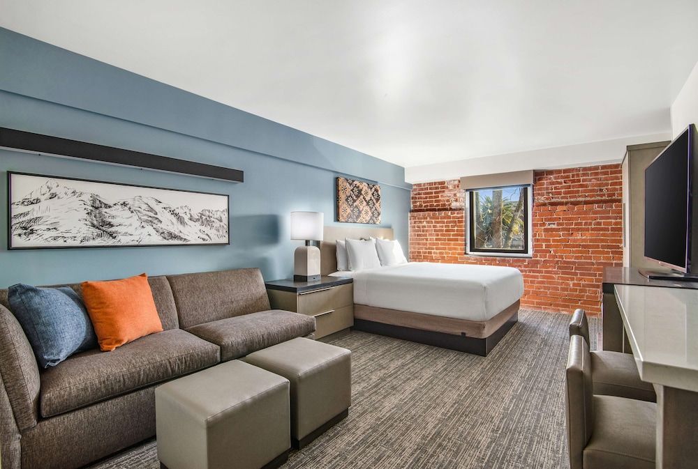 Room, 1 King Bed (Den, Accessible, Tub)