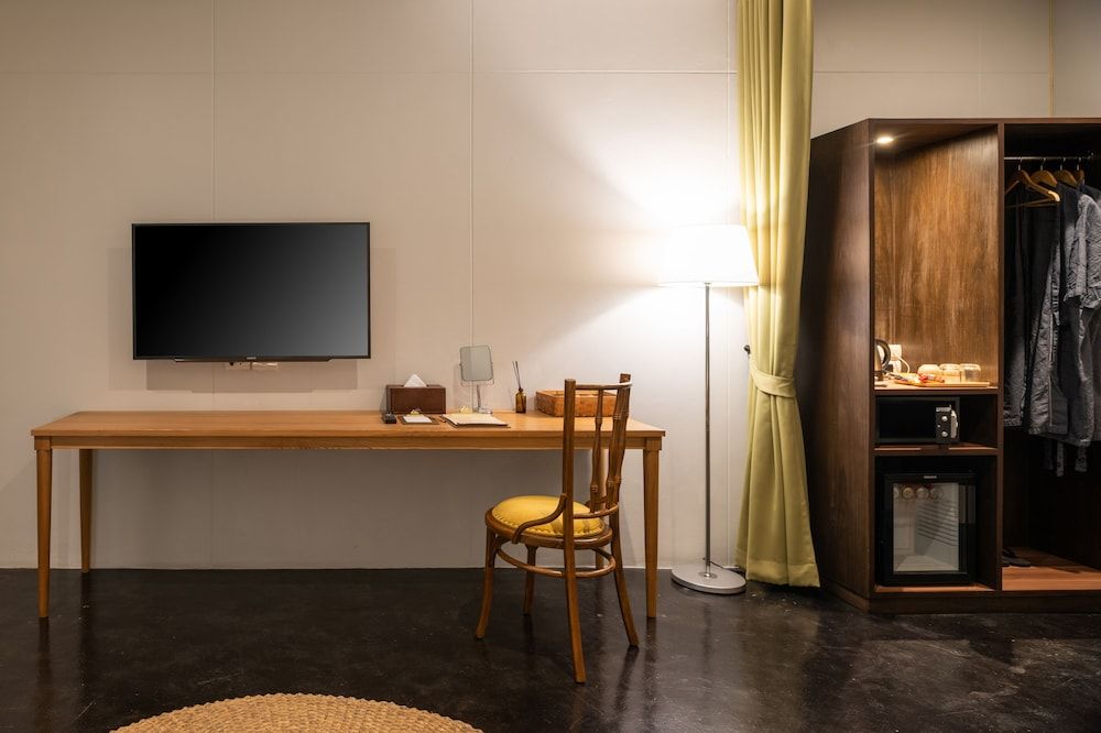 Cherlock Hotel Deluxe Twin Room 6