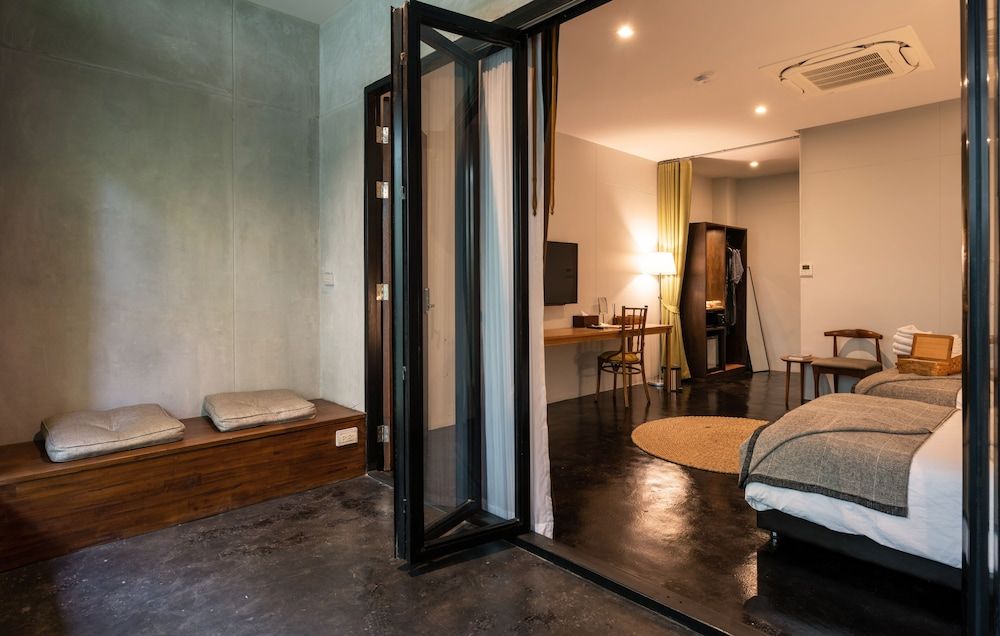 Cherlock Hotel Deluxe Twin Room 5