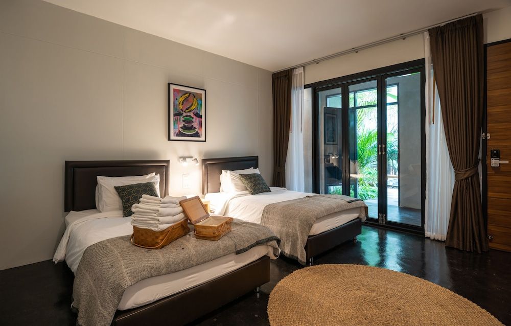 Cherlock Hotel Deluxe Twin Room