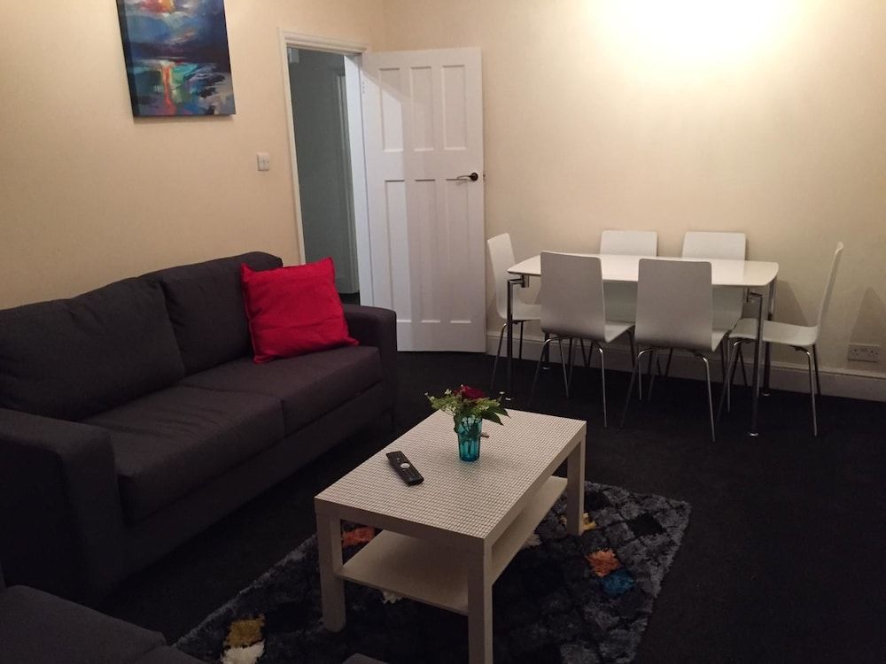 Marble Apartments Tooting House House, Private Bathroom, Garden View (3 Bedroom) 8