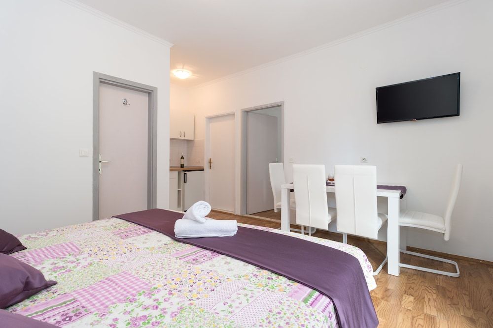 Basic Apartment, Balcony