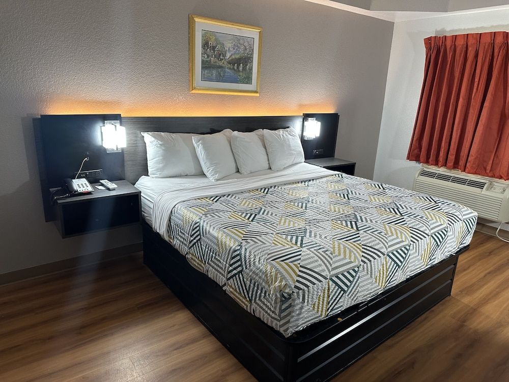 Deluxe Room, 1 King Bed, Smoking, Refrigerator & Microwave