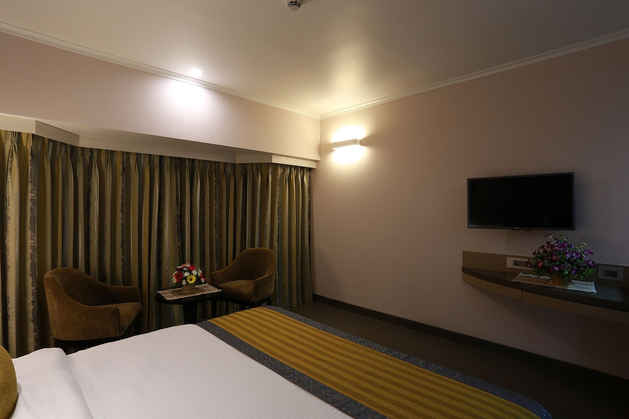 Grande Delmon Deluxe Room 8