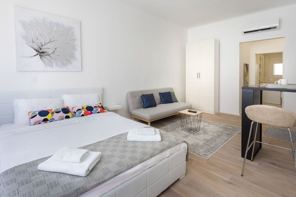 undefined Flower Square Studio - Heart of the City Center 5