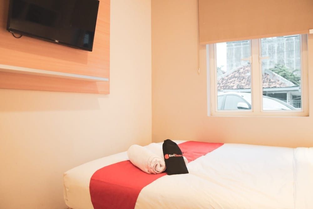 undefined RedDoorz Plus near Manggarai Station 3 3