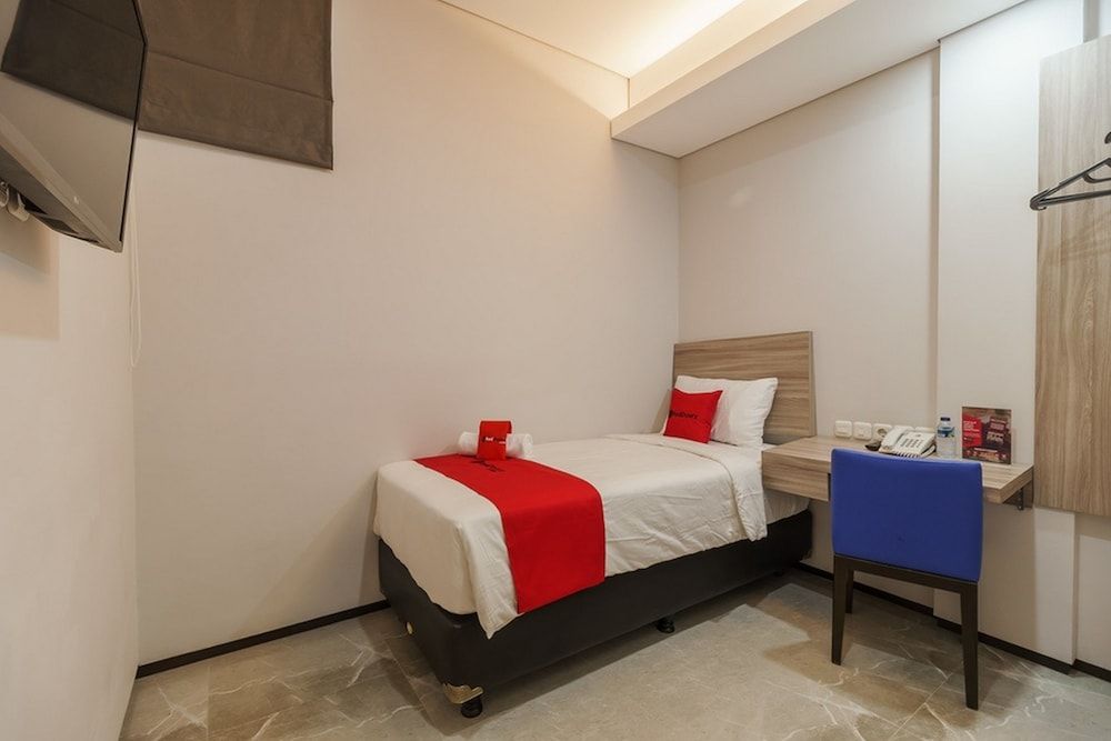 undefined RedDoorz Plus near Senayan City - Hostel 8