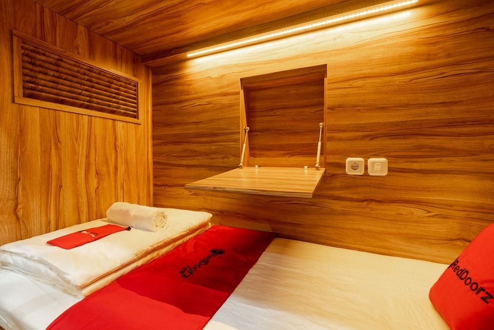 RedDoorz Plus near Senayan City - Hostel Shared Dormitory 4