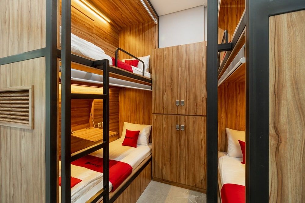 RedDoorz Plus near Senayan City - Hostel Shared Dormitory 7