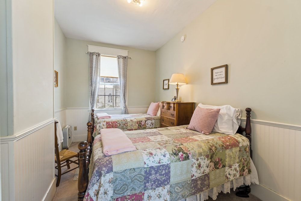 Basic Room, 2 Twin Beds, Non Smoking (Room 5, Second Floor)
