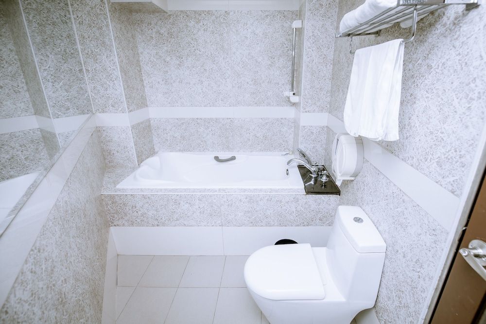 Deep Soaking Bathtub