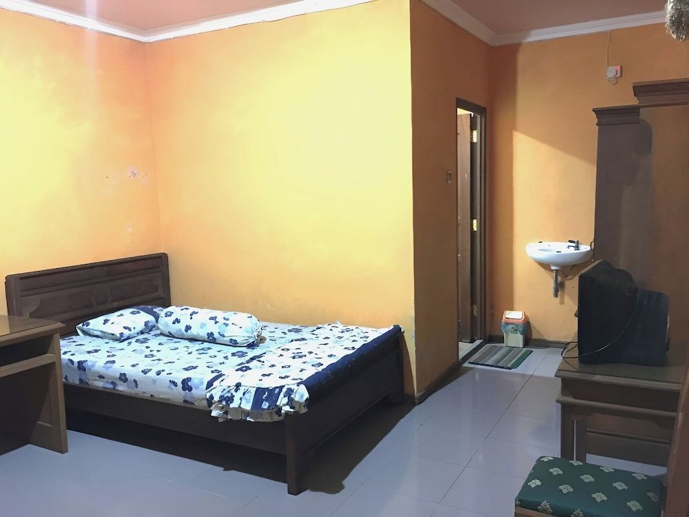 Hotel Alami near Alun-Alun Klaten Deluxe Room 2