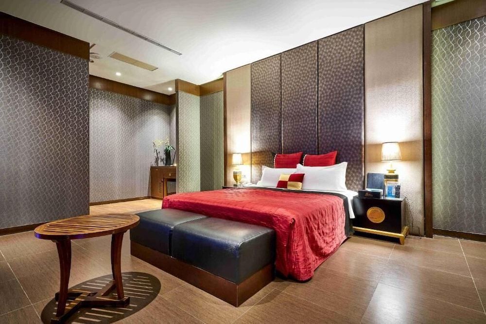 undefined Purple Rainbow Motel 3