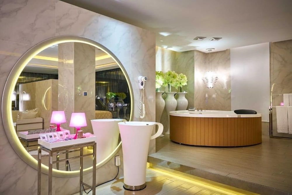 Purple Rainbow Motel Deluxe Double Room 5