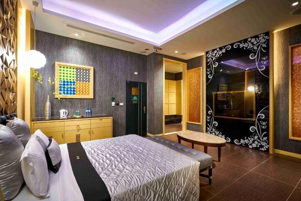 undefined Purple Rainbow Motel 10