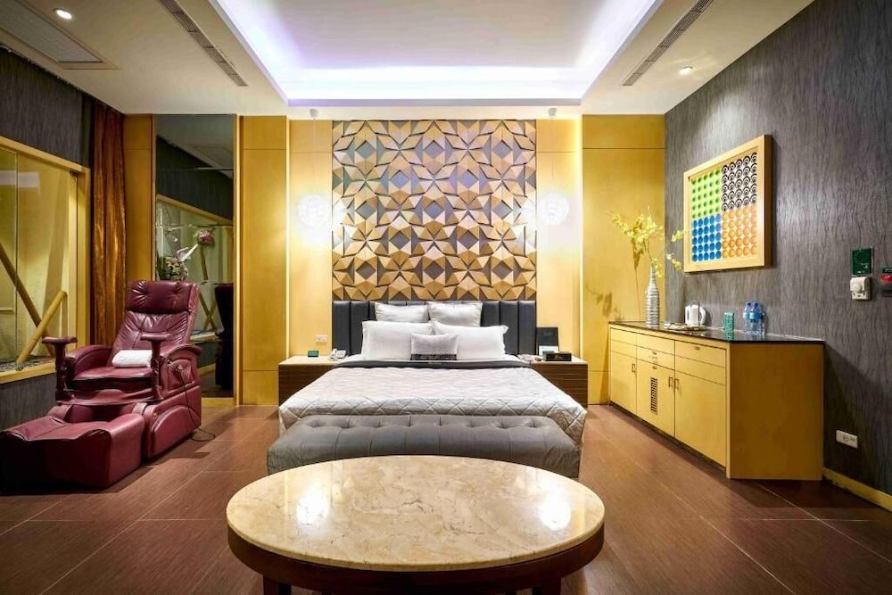 undefined Purple Rainbow Motel 8