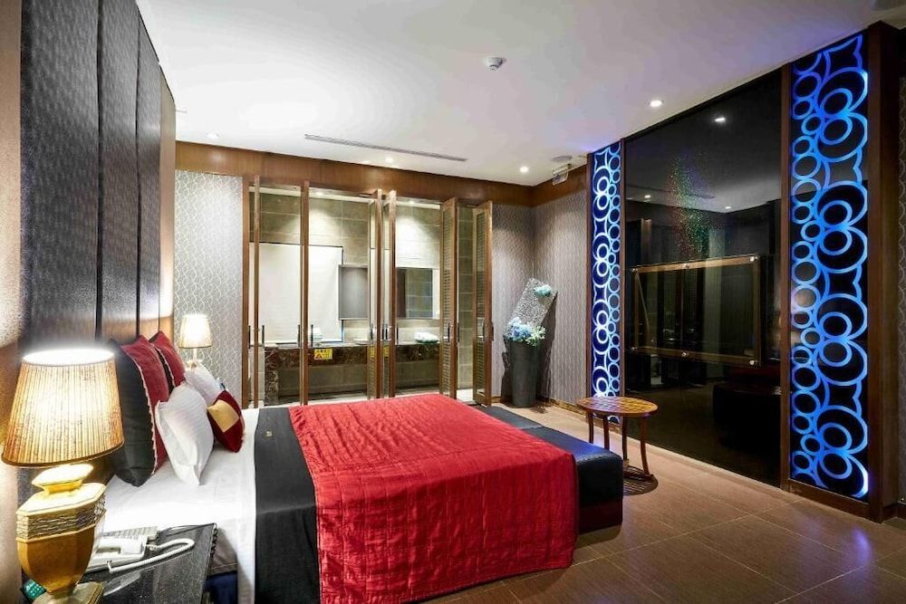 undefined Purple Rainbow Motel 5