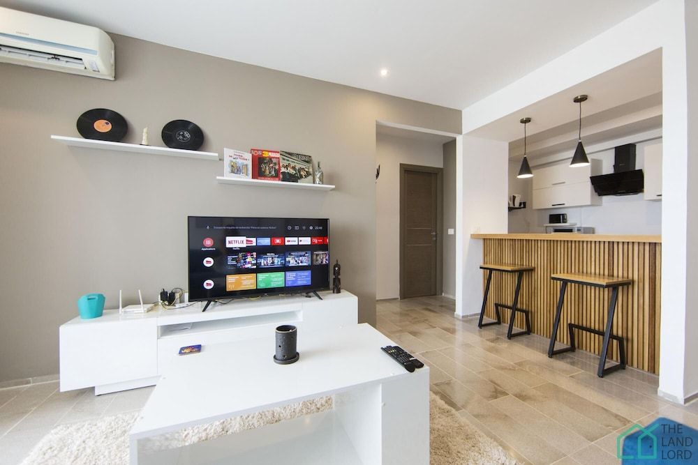 Brand new Spacious 1bd apt With City View Apartment 14