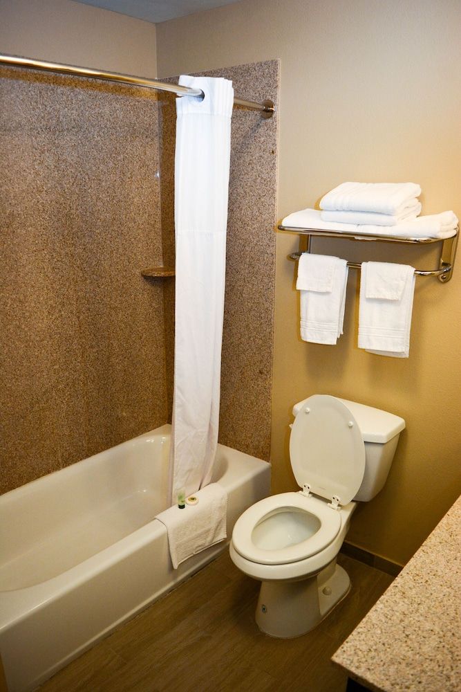 Cotulla Express Inn Comfort 1 King, 1 Queen Non-Smoking 4