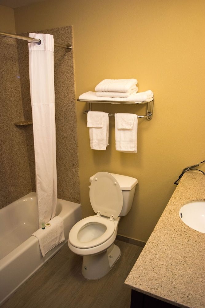 Cotulla Express Inn Comfort 1 King, 1 Queen Non-Smoking 3