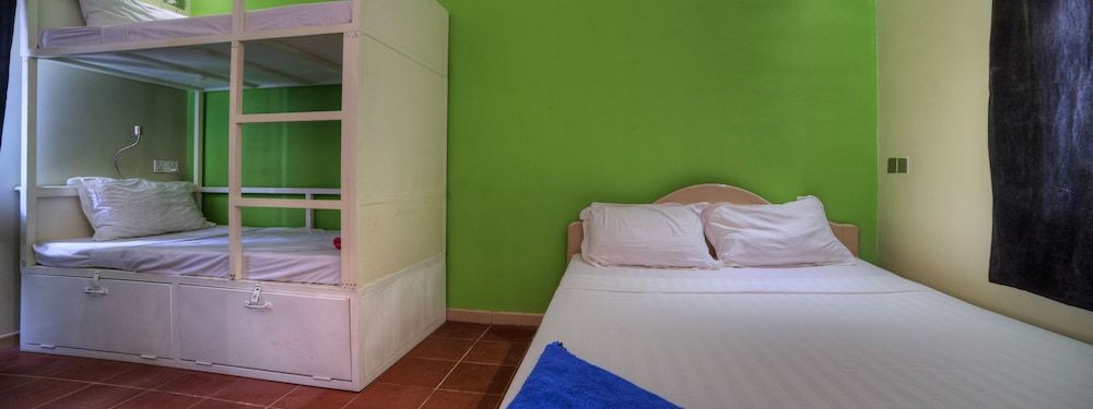 Private Dorm - Sleeps 4 Shared Bathroom