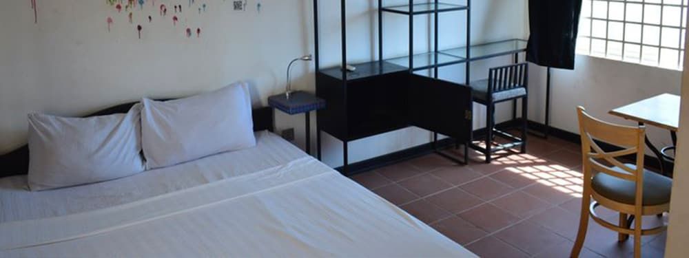 Private Dorm - Sleeps 4 Shared Bathroom
