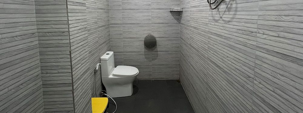 The Funky Village Private Dorm - Sleeps 2 Shared Bathroom 4