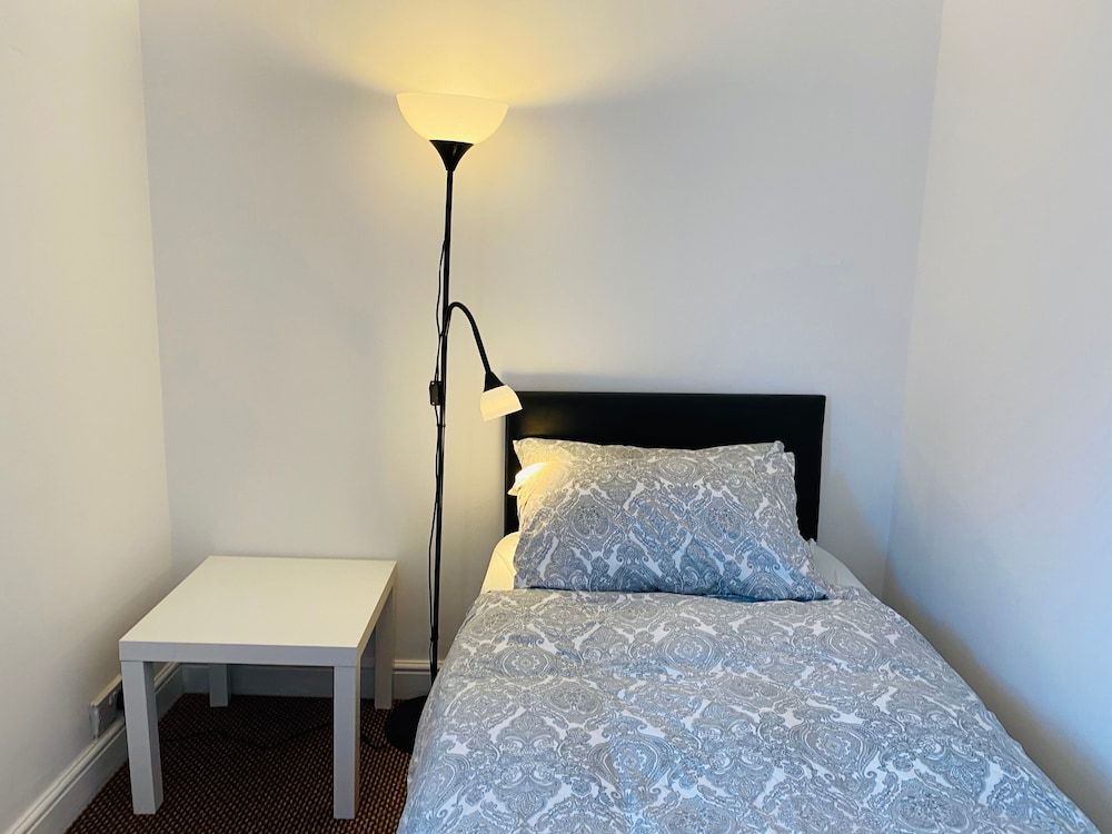 Shirley House Self Catering Guest House, 5 min Drive to Cruise Ship Terminals and City Centre Budget double room