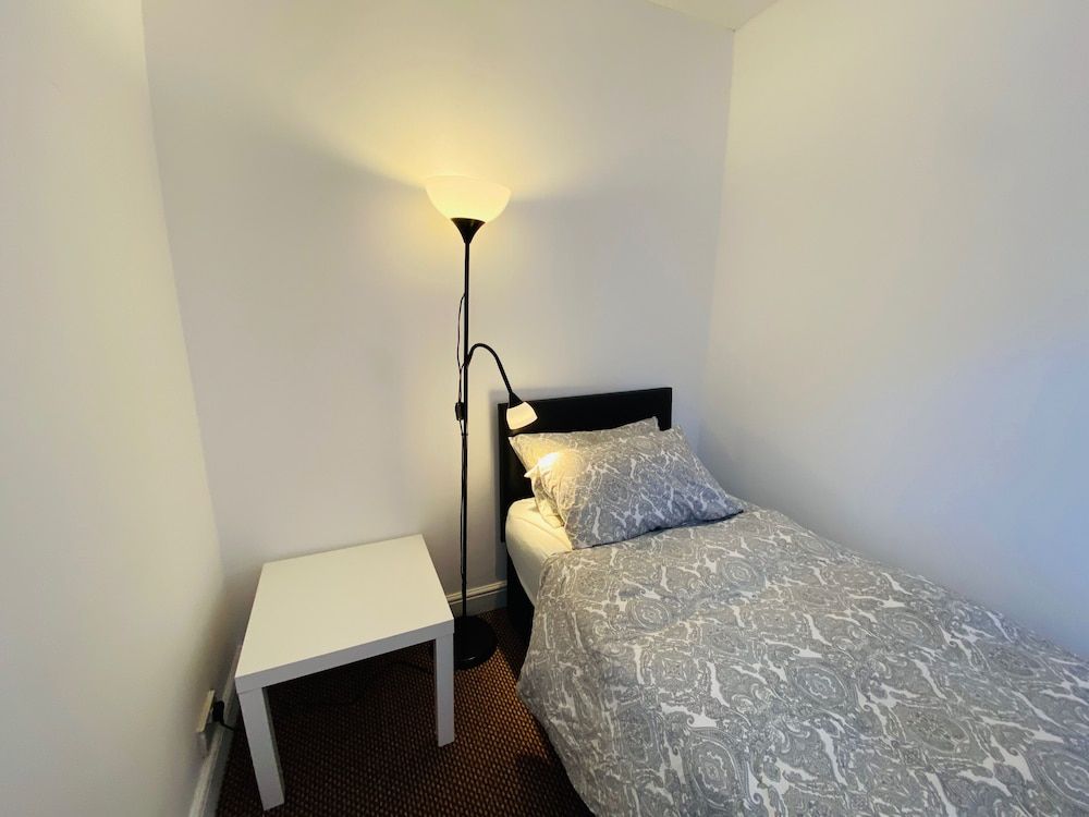 Shirley House Self Catering Guest House, 5 min Drive to Cruise Ship Terminals and City Centre Budget double room 3