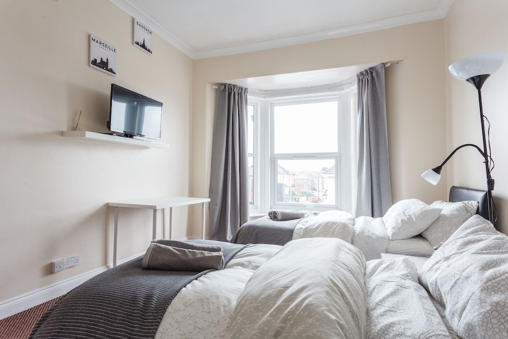 Shirley House Self Catering Guest House, 5 min Drive to Cruise Ship Terminals and City Centre Traditional Triple Room (Extra Large Bed) 3