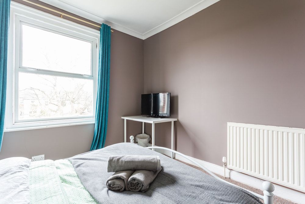 Shirley House Self Catering Guest House, 5 min Drive to Cruise Ship Terminals and City Centre Traditional Double Room (2) 8