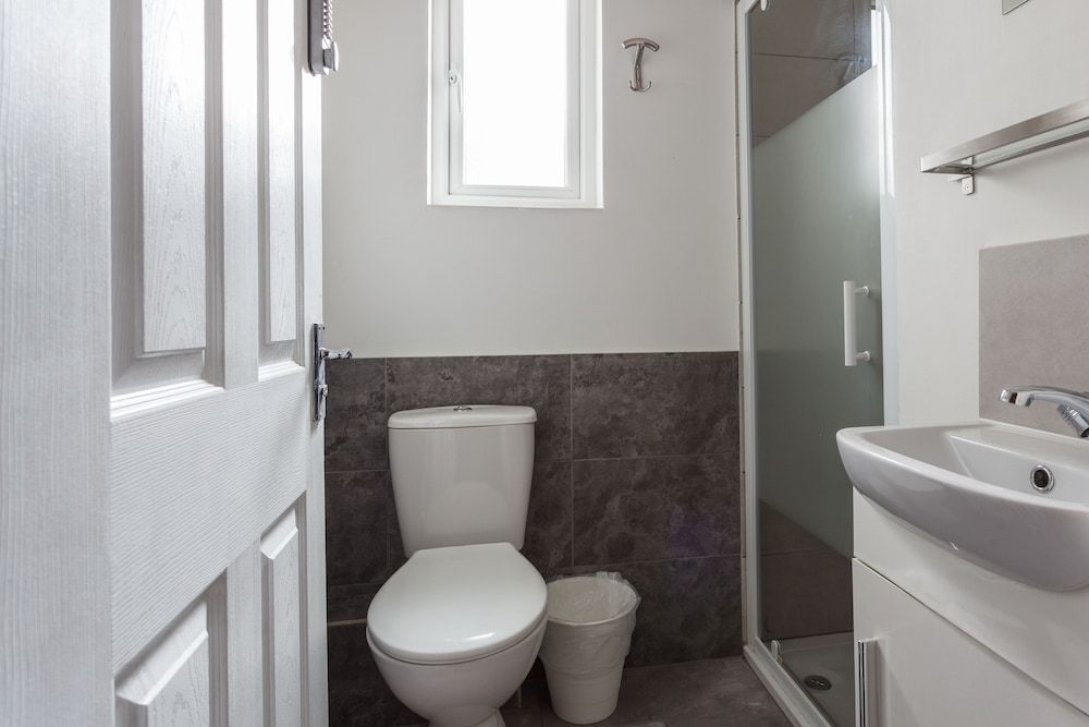 Shirley House Self Catering Guest House, 5 min Drive to Cruise Ship Terminals and City Centre Traditional Double Room (2) 5