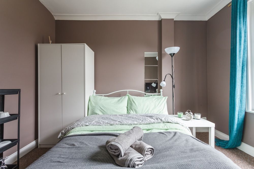 Shirley House Self Catering Guest House, 5 min Drive to Cruise Ship Terminals and City Centre Traditional Double Room (2) 3