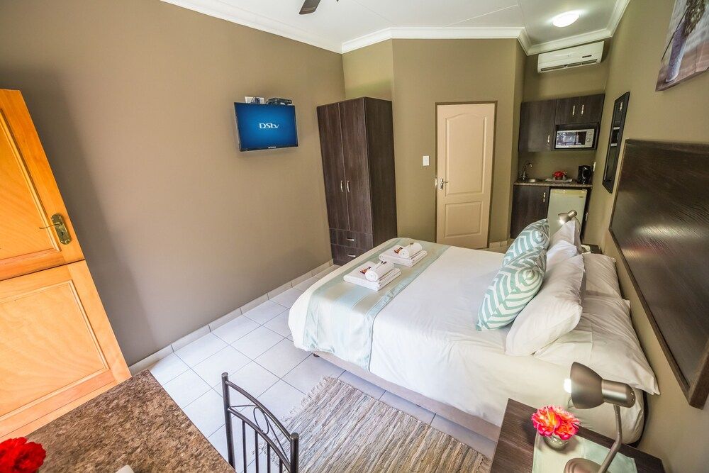 Beryl1 Guest House Deluxe Room, 1 Queen Bed, Non Smoking, Garden View 2