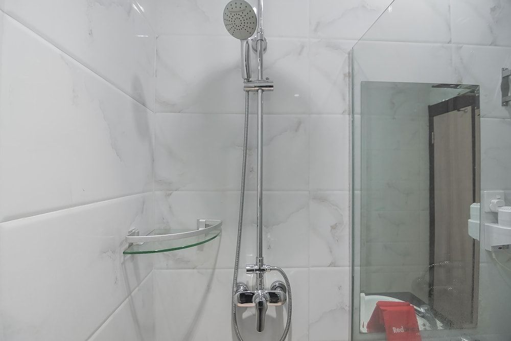 RedDoorz Premium near Grand Batam Mall Double Room 6