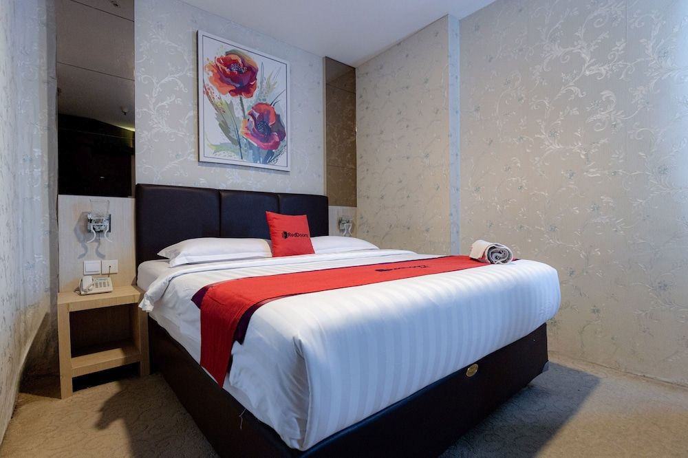 RedDoorz Premium near Grand Batam Mall Double Room 2