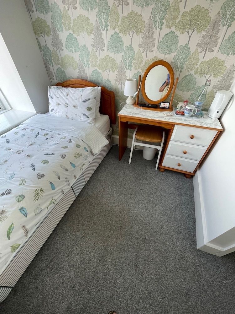 Room 8 - Single En-suite Hillview Room