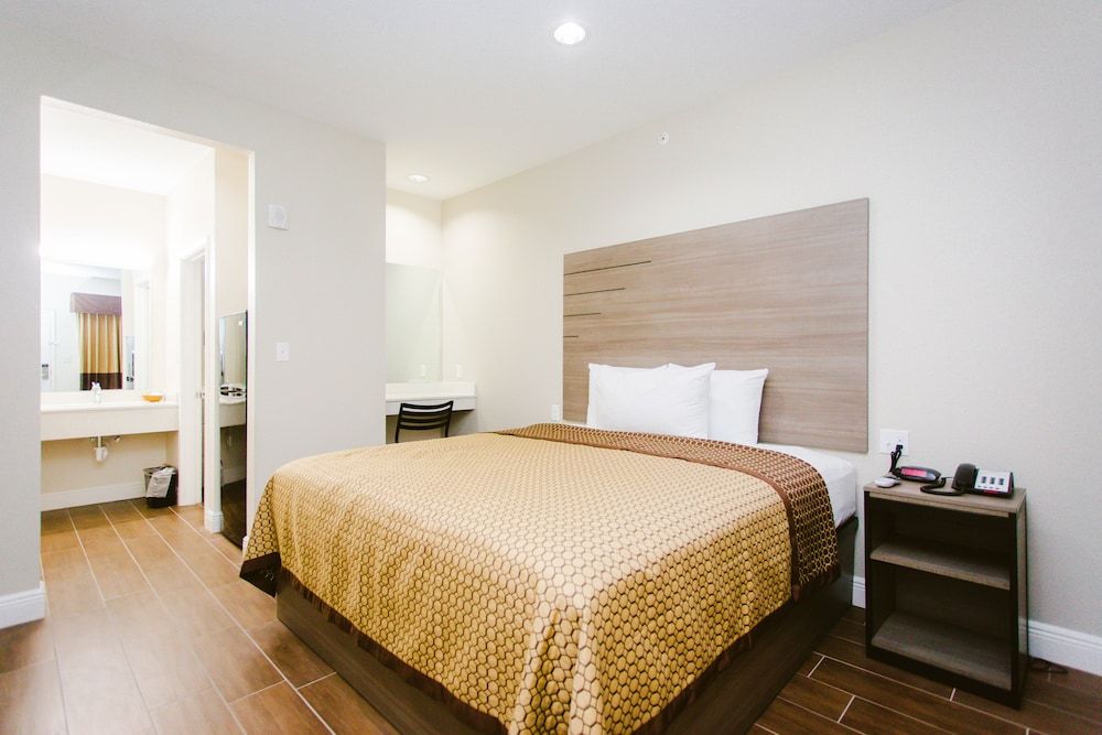 Scottish Inn & Suites Basic Single Room, 1 King Bed 3