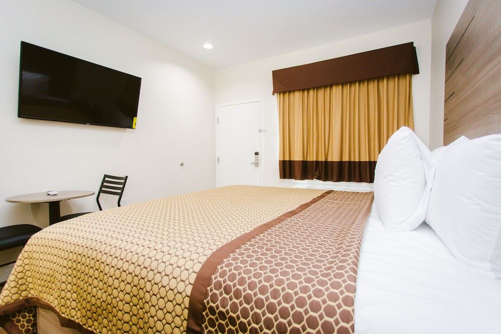 Scottish Inn & Suites Basic Single Room, 1 King Bed 6