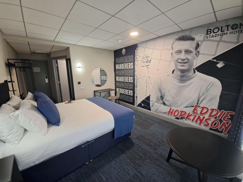 The Bolton Stadium Hotel, a member of Radisson Individuals Standard Room (Pitch View)