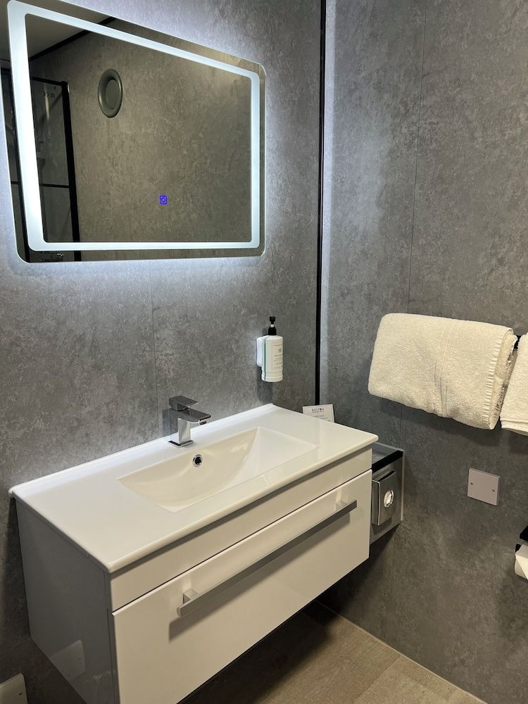 The Bolton Stadium Hotel, a member of Radisson Individuals Standard Room 9