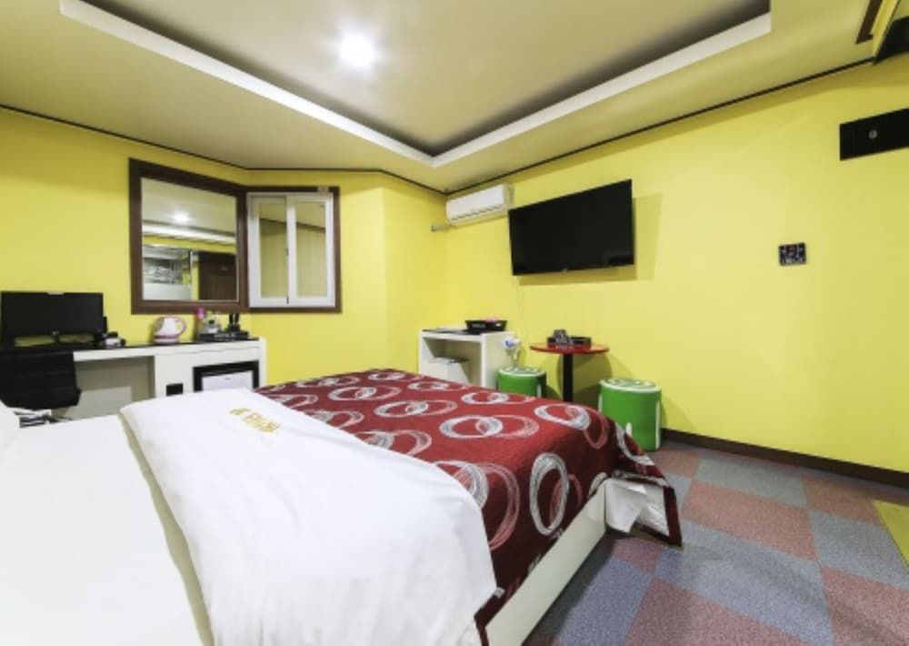 M Hotel Standard Room 3