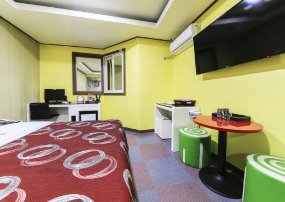 M Hotel Standard Room 8